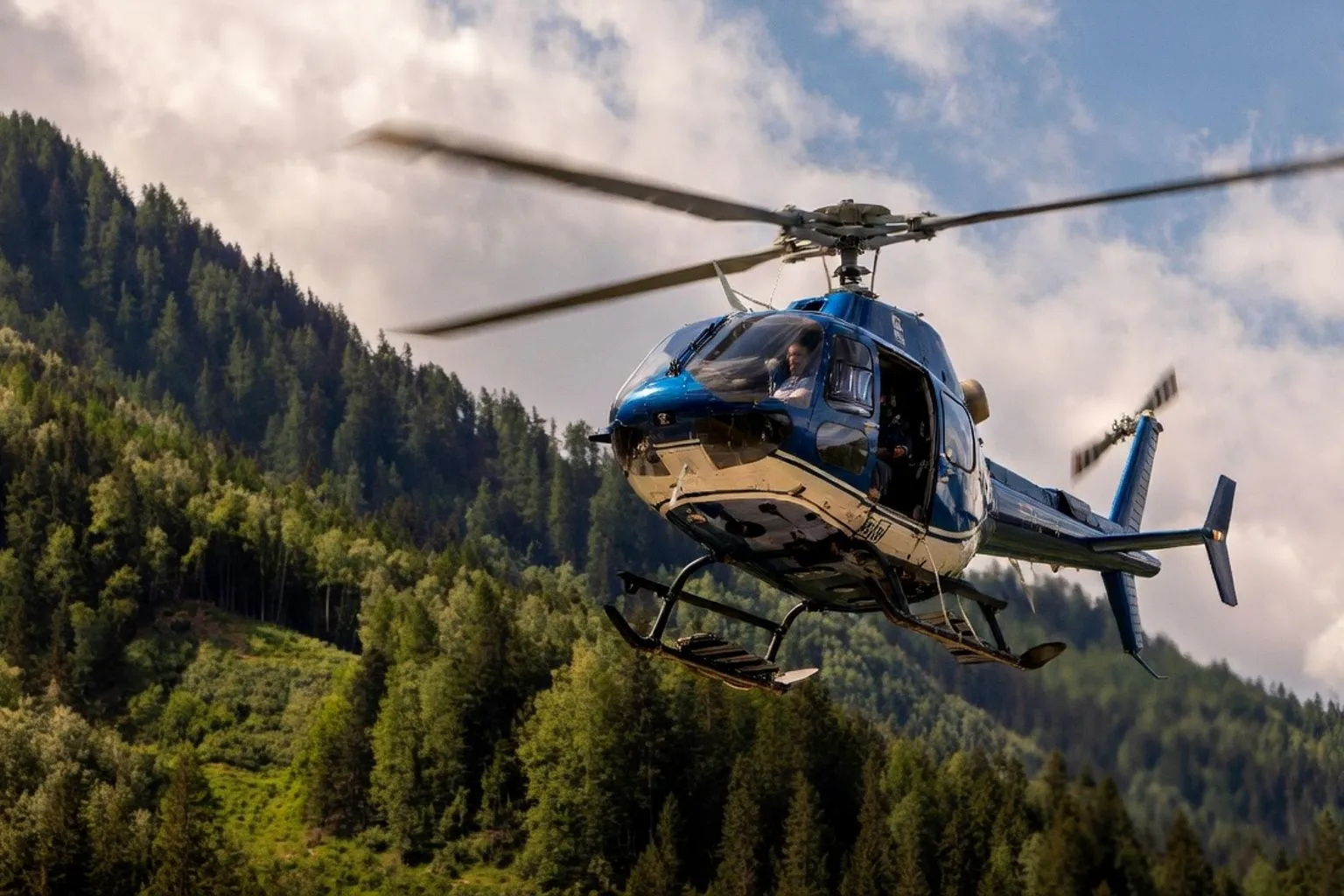 Accident de parapente dans les Hautes-Alpes : un pilote héliporté après un décollage raté