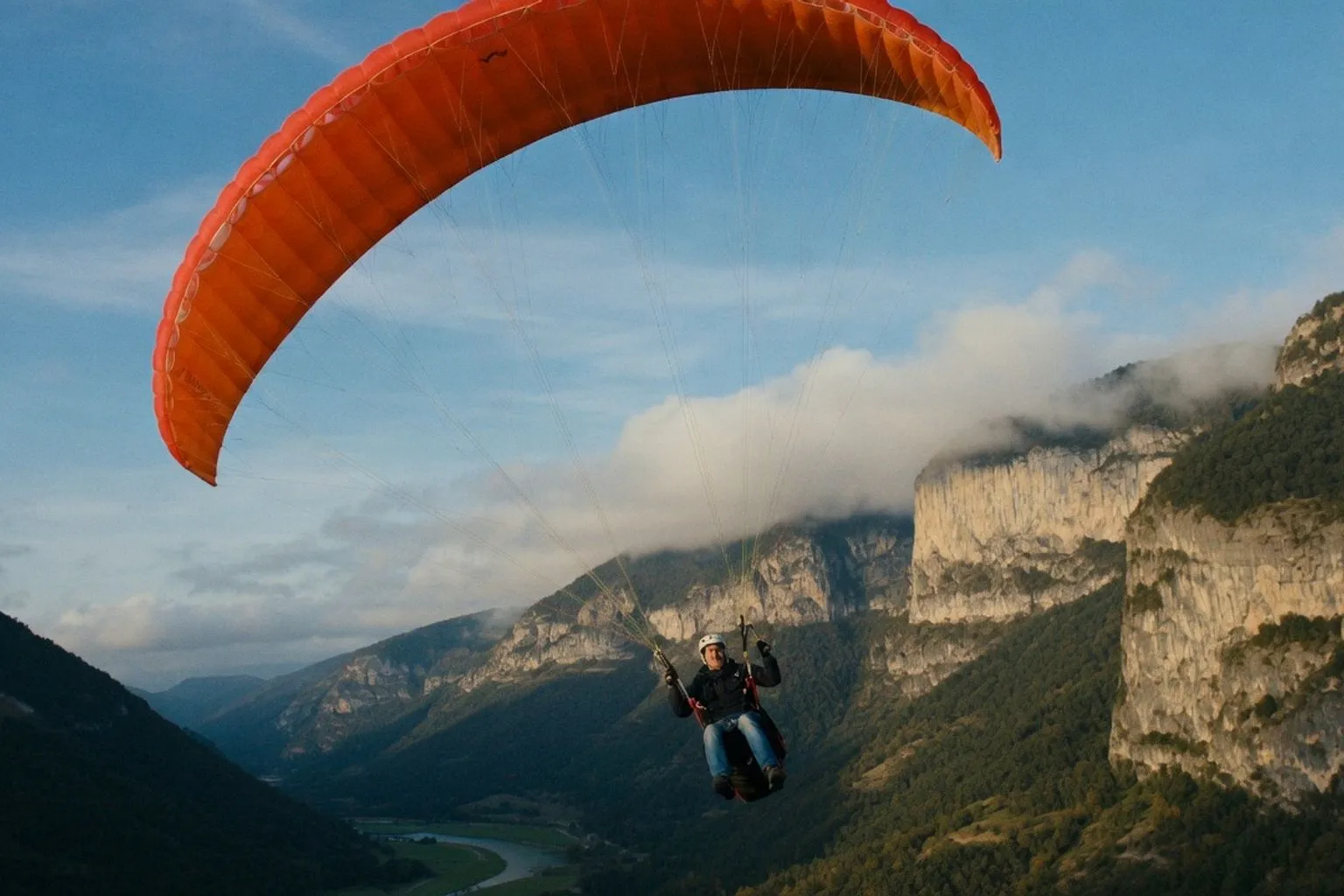 Accident de parapente dans les gorges du Tarn : les leçons d'une chute après un contact avec un arbre