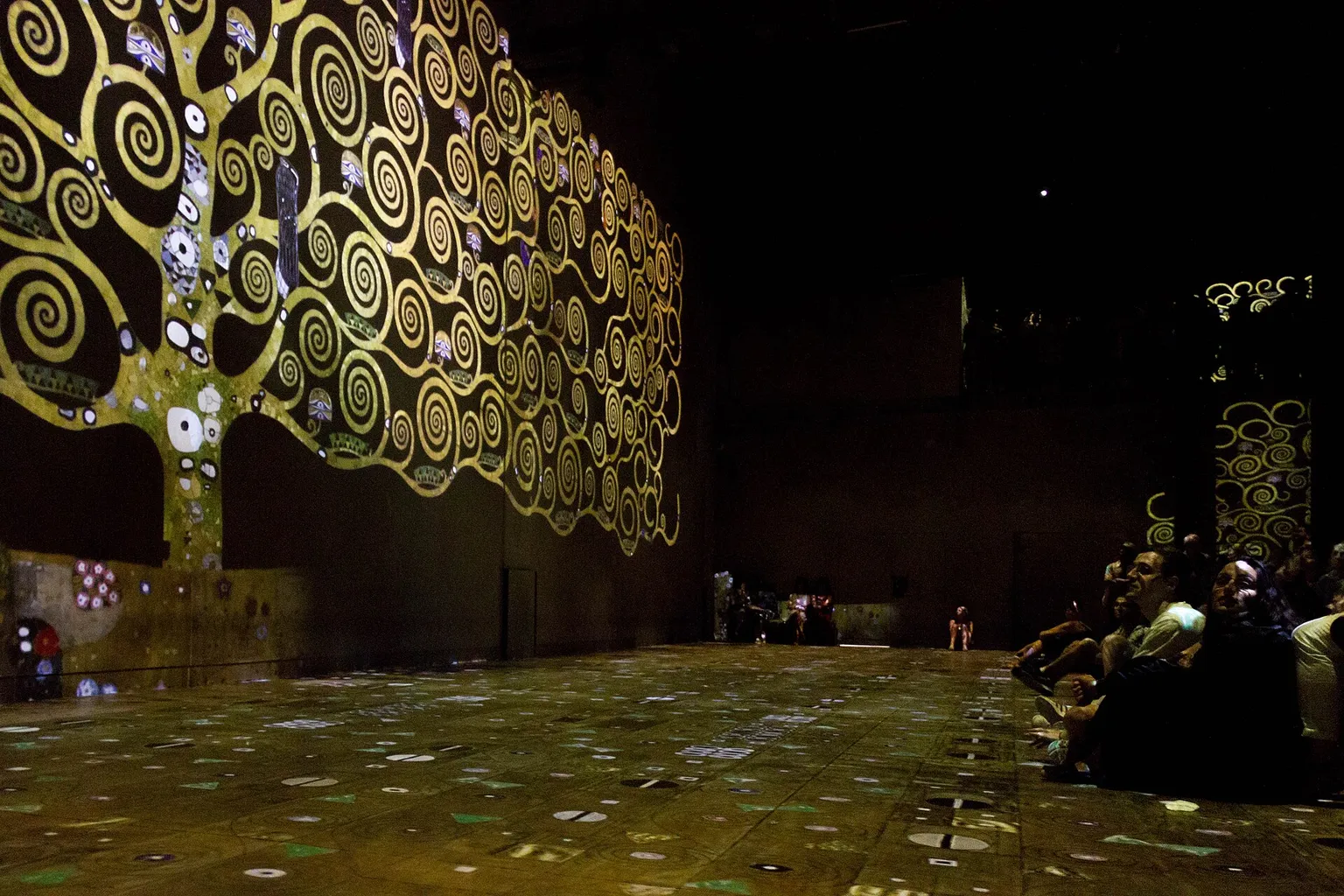Atelier des Lumières tarifs : comment optimiser votre réservation