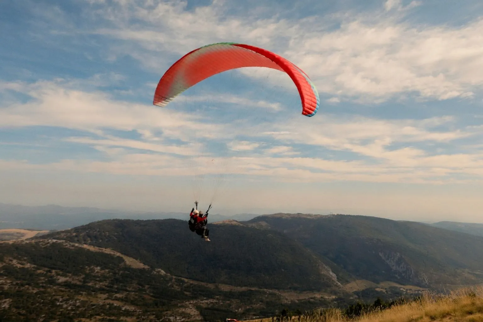 Baptême de parapente : sensations fortes, voltige et pilotage au-dessus des Alpes