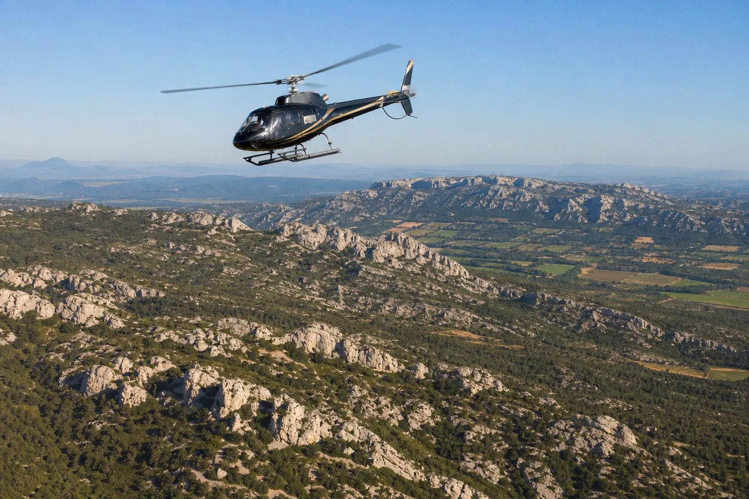 Baptêmes de l'air en hélicoptère au-dessus des Alpilles : ce qu'il faut savoir