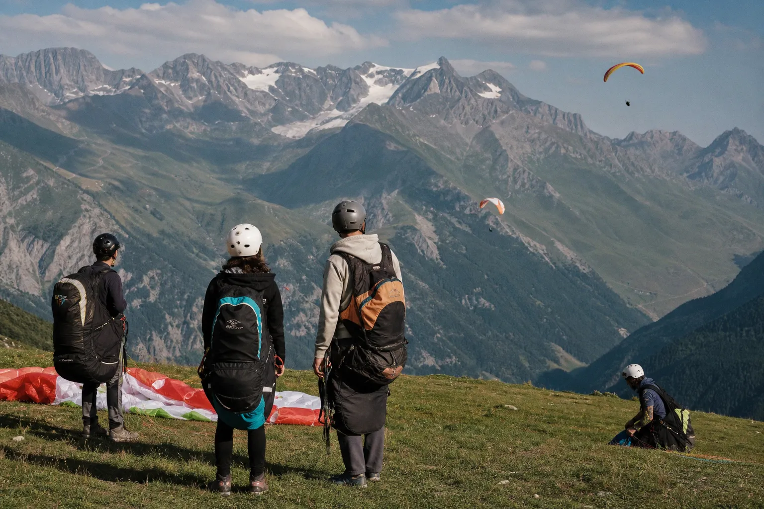 Échapper à la canicule en montagne : l'essor des vols en parapente cet été