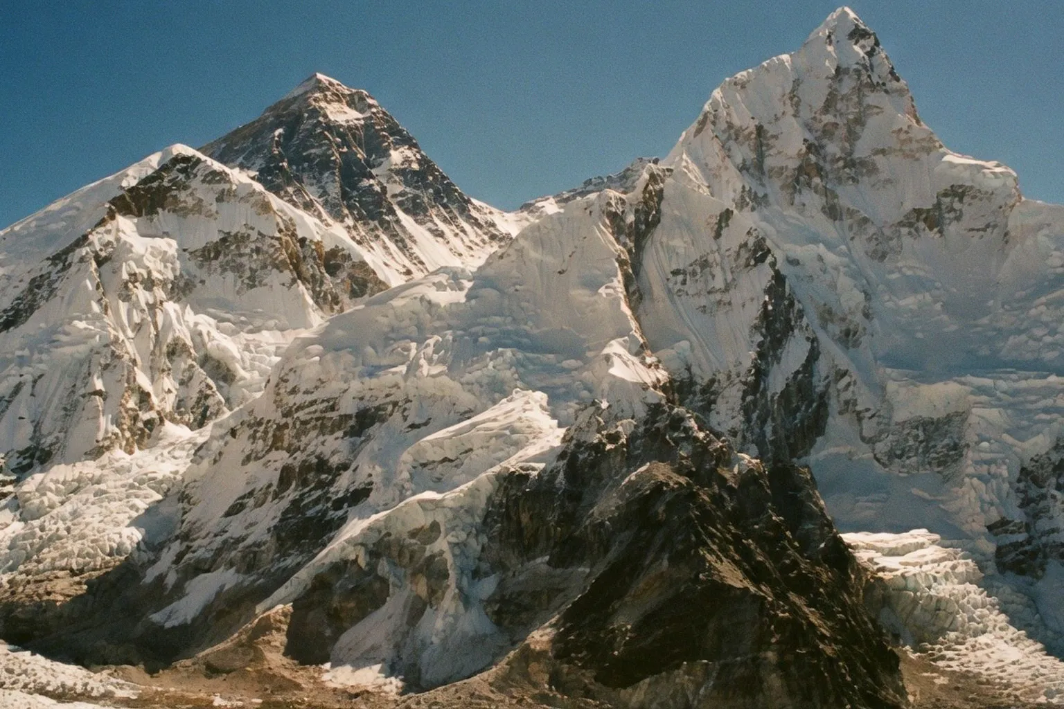 Everest : le paradoxe entre essor touristique et fragilité des sommets