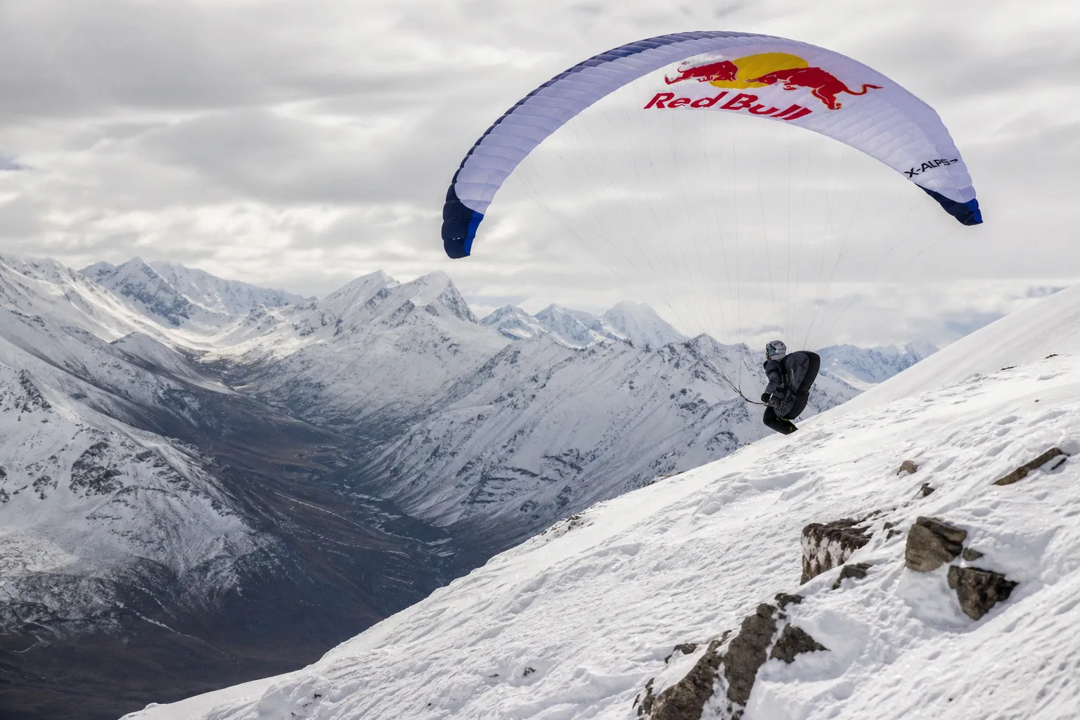 Parapente à 7 119 mètres : l'exploit vertigineux de Jost Kobusch au pic Lénine