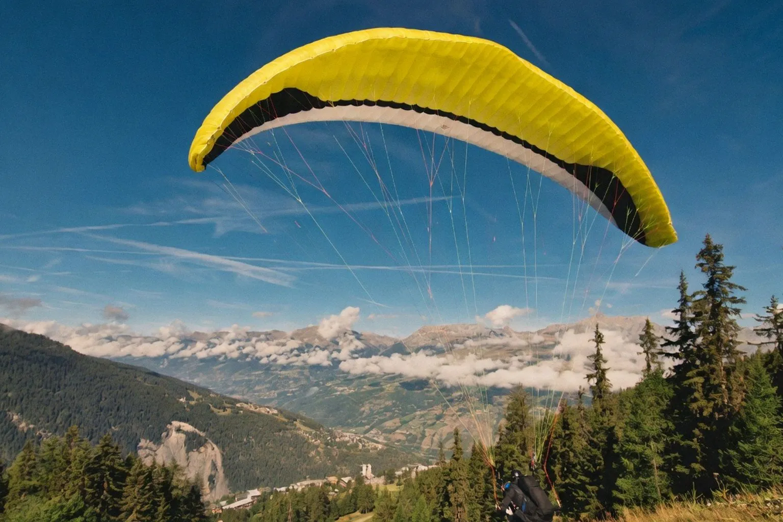 Parapente à Bourg-Saint-Maurice : décryptage du ballet aérien au-dessus des Alpes