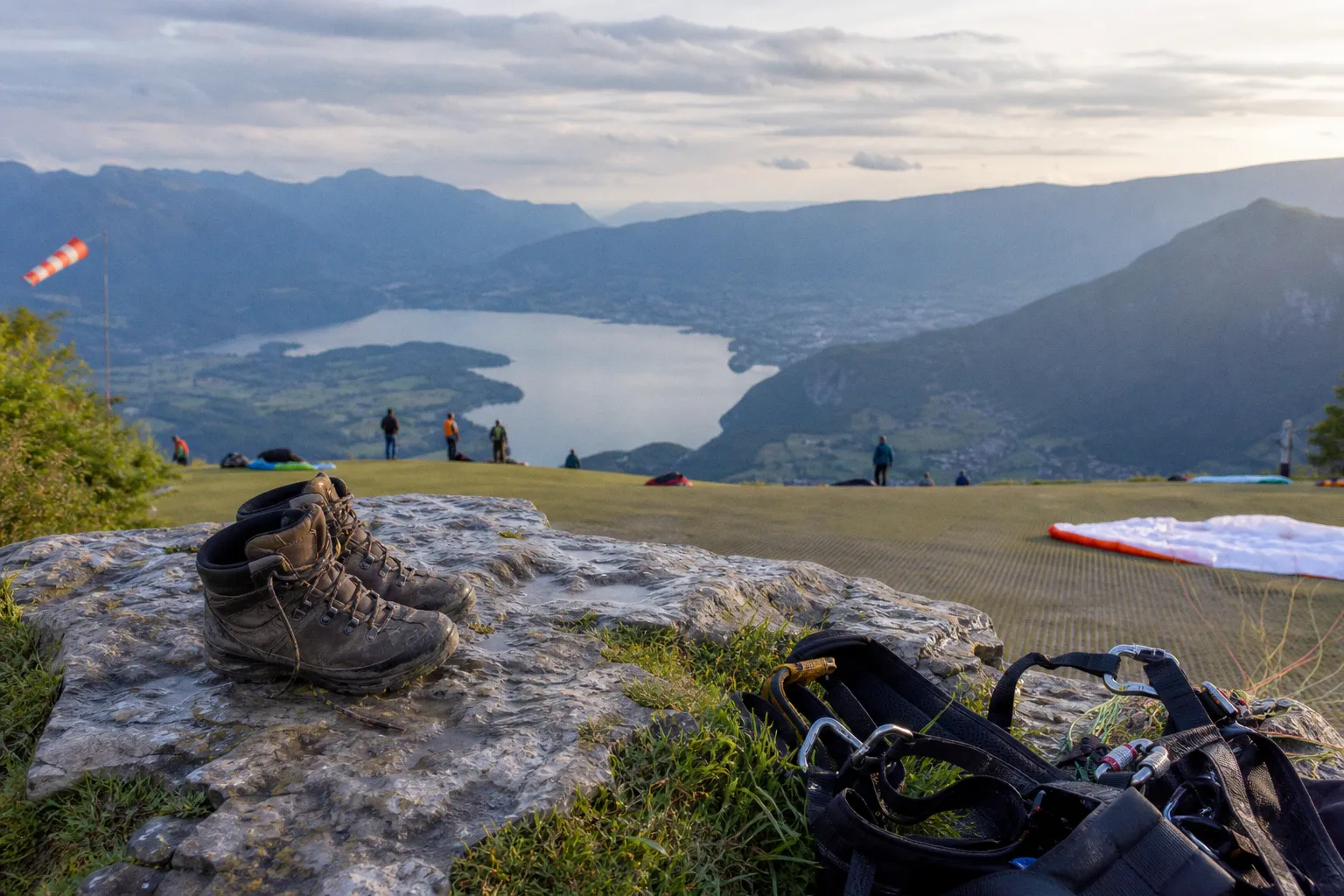 Parapente à Doussard : checklist des points clés avant le décollage
