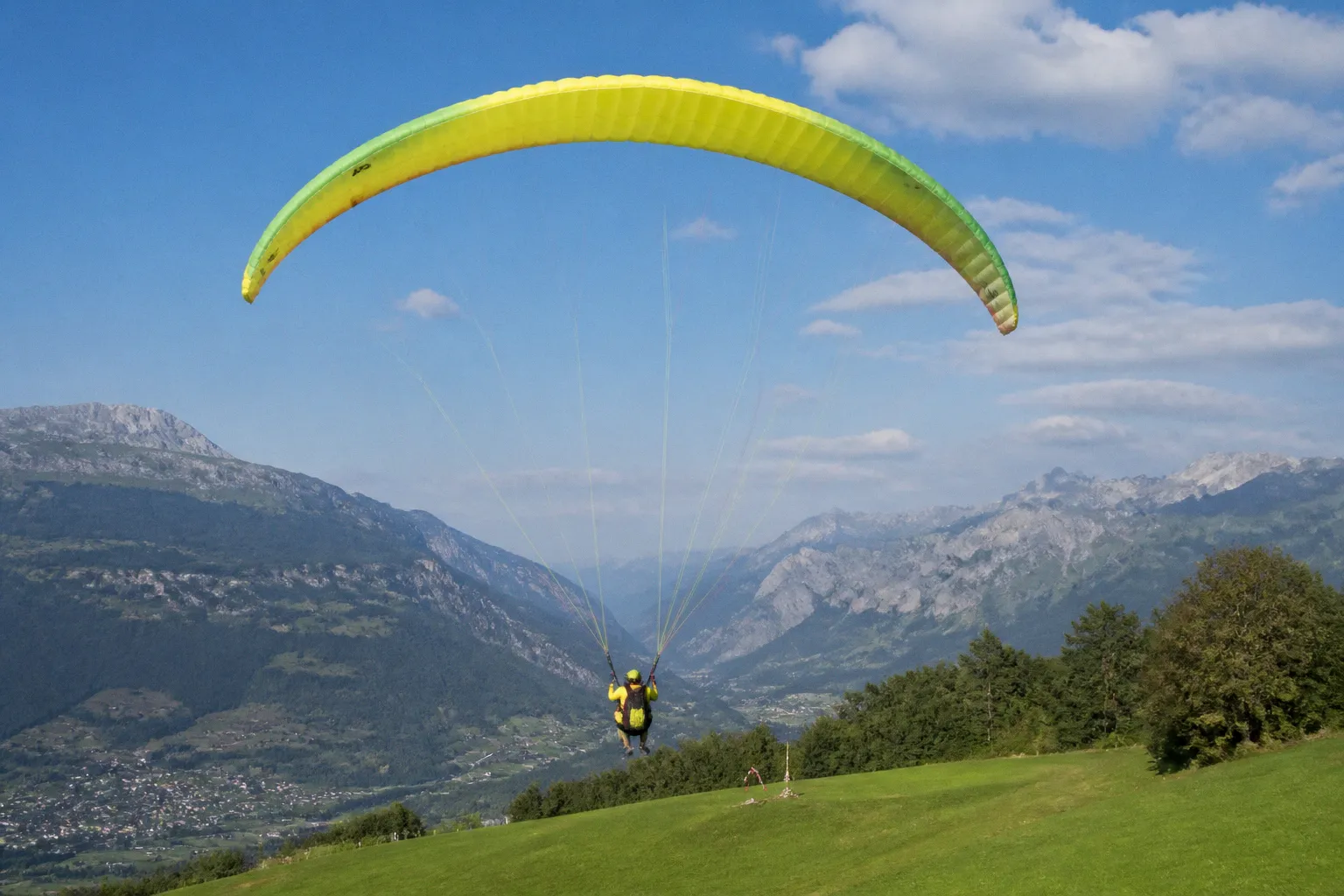 Parapente biplace en Autriche : analyse d'un accident à l'atterrissage et sécurité