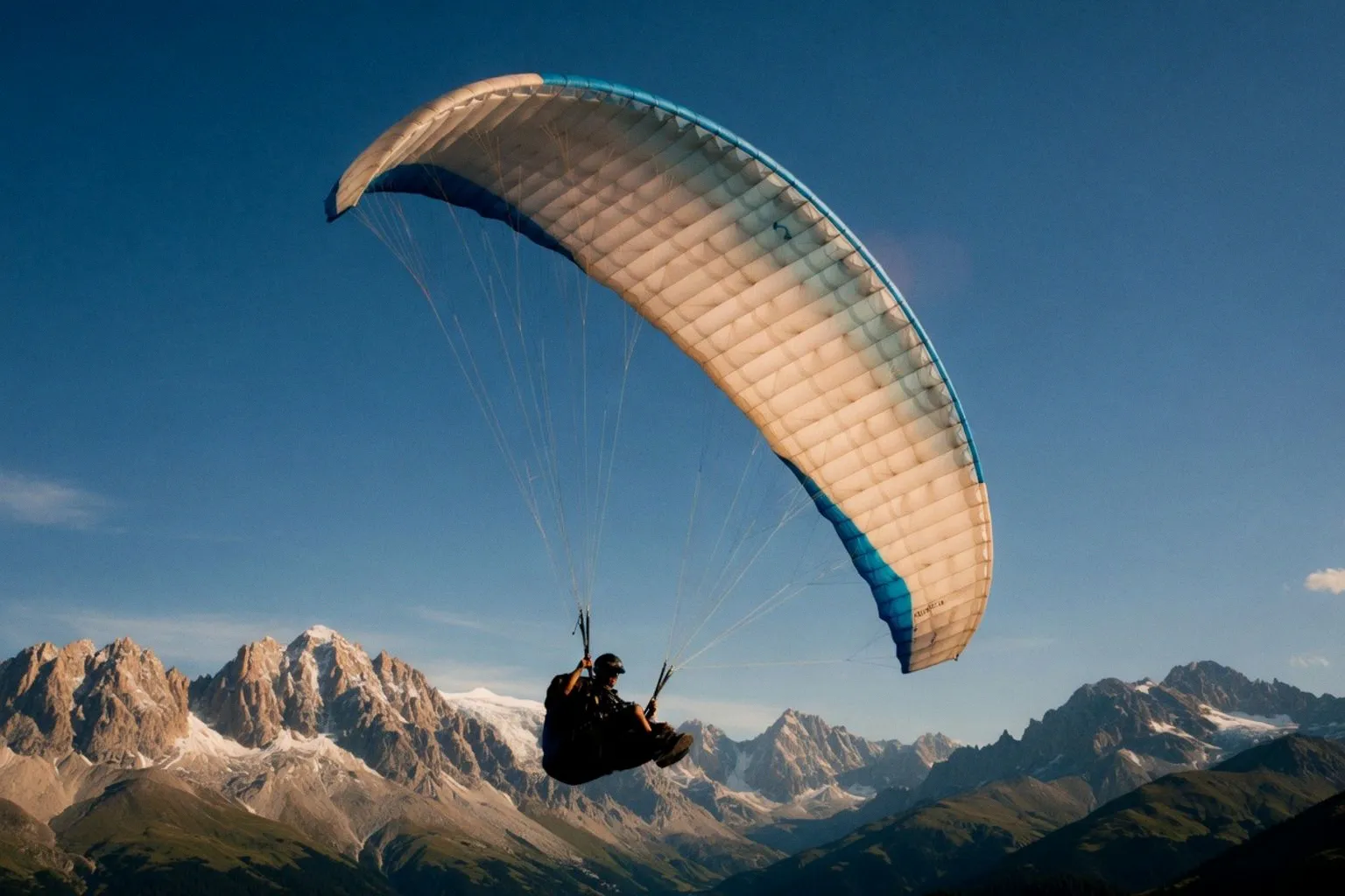 Parapente dans les Alpes : comprendre les risques face à l'essor des vols biplaces