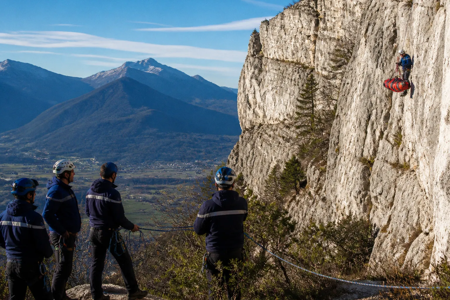 Parapente en Isère : le sauvetage périlleux d'un pilote accroché à la paroi