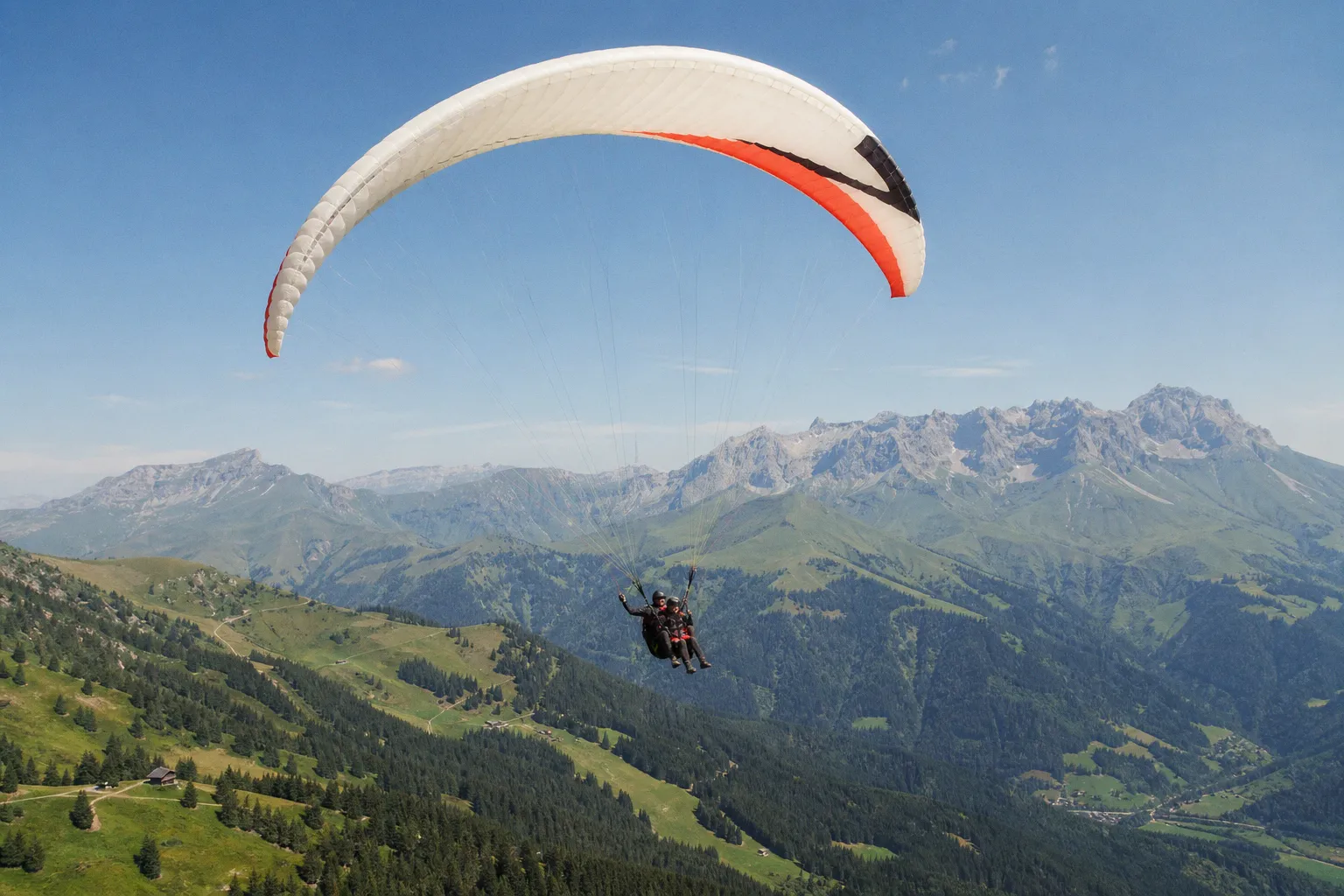 Parapente en montagne : comment réussir son baptême en été