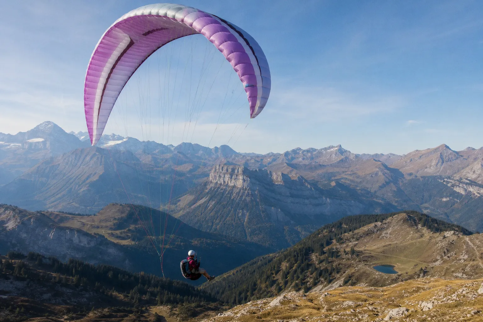Plus de femmes dans le parapente : le combat de Charlotte Serrao pour briser les codes