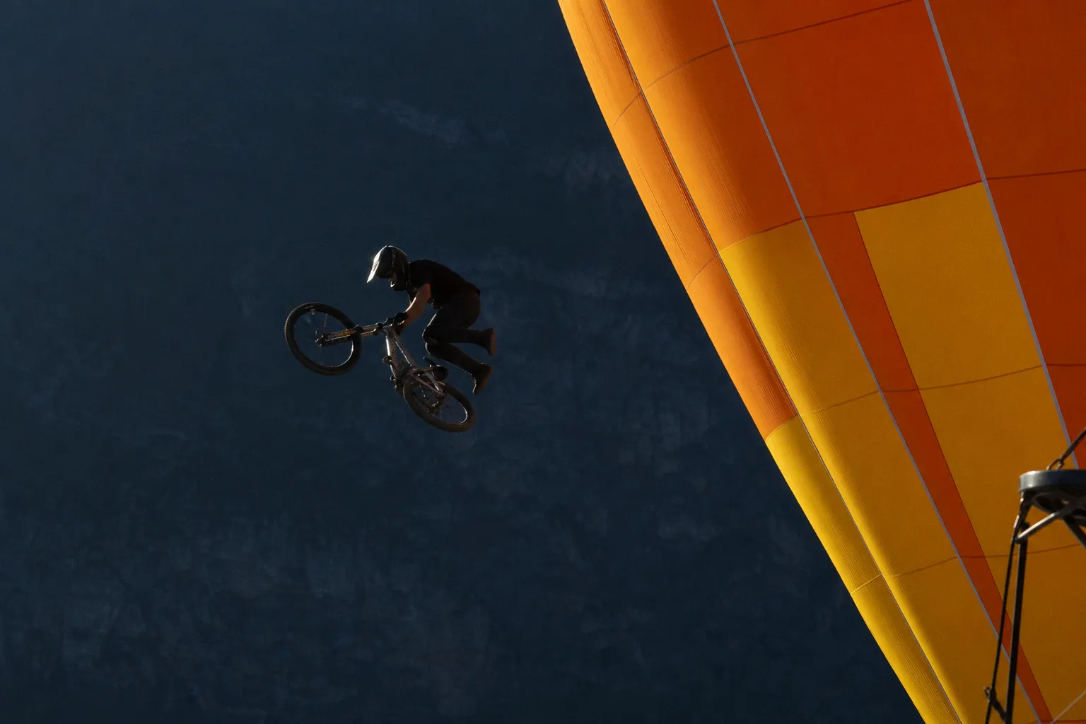 Saut à vélo depuis une montgolfière : décryptage d'une cascade extrême