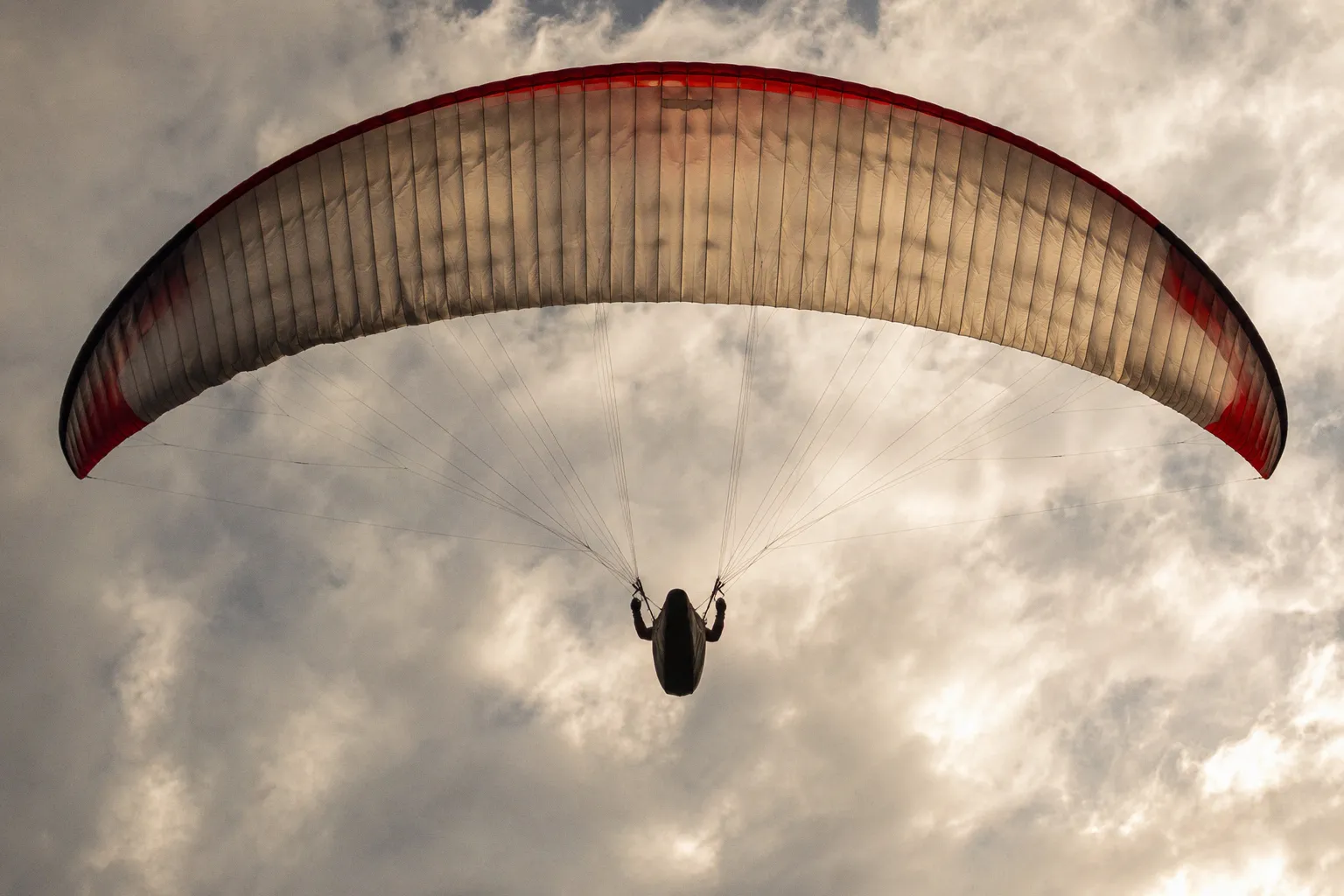 Série noire en parapente : trois décès tragiques recensés dans les Alpes