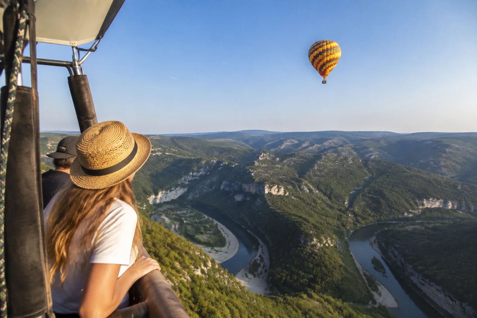 Survoler l'Ardèche en montgolfière : une alternative douce au parapente