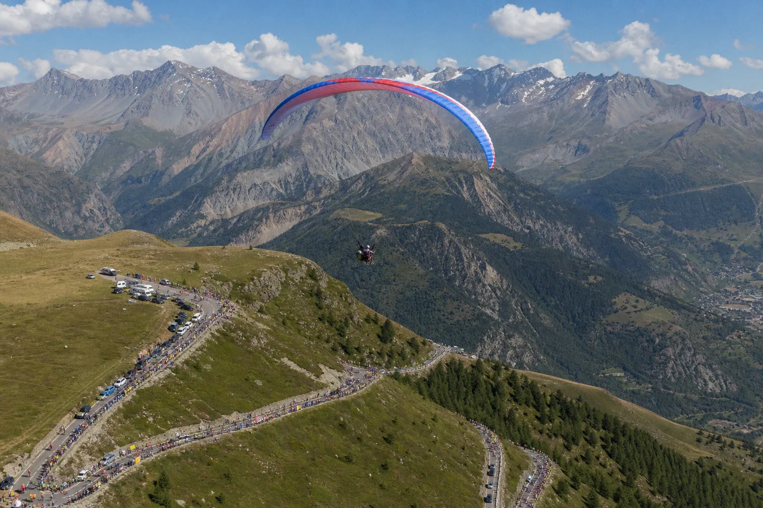 Vol en parapente à l'Alpe d'Huez : comment anticiper le passage du Tour de France 2026